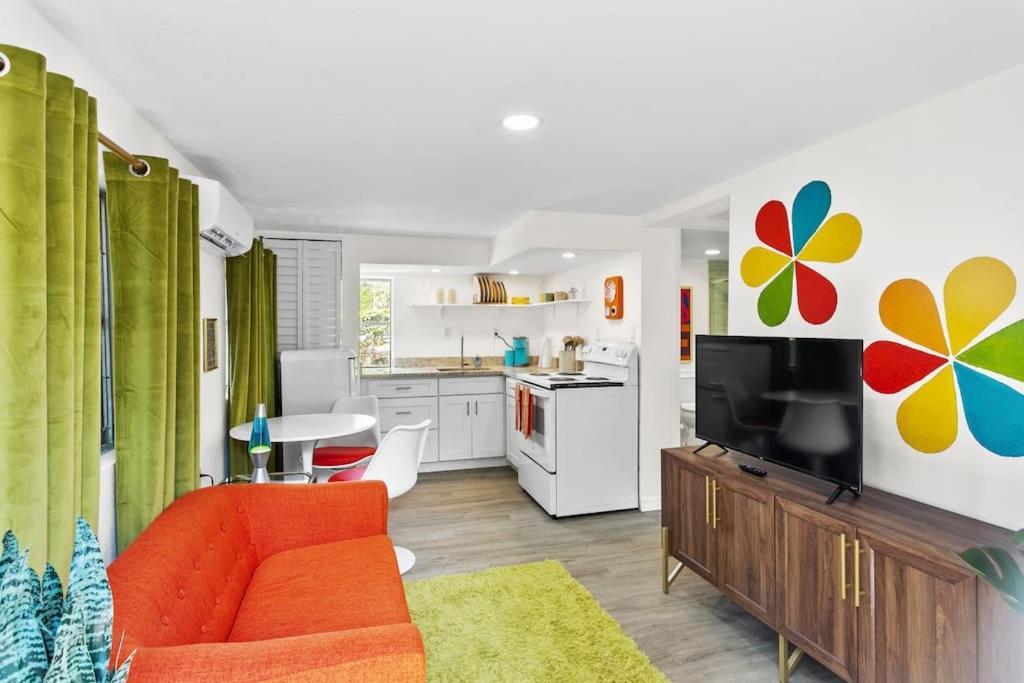 That 70'S Themed Apt Close To Coffee, Food + Shops Tampa Exterior foto
